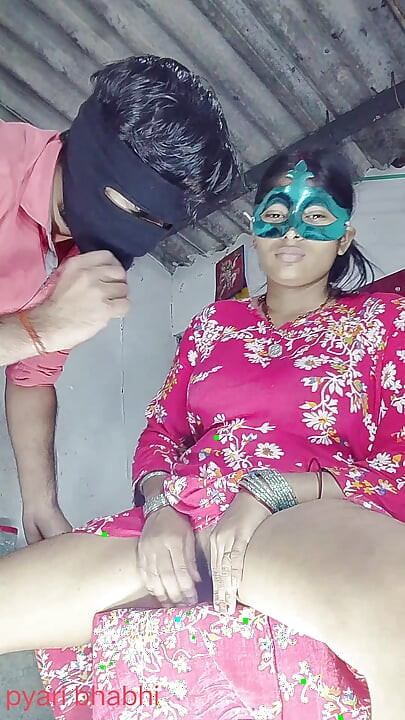Göt amcık sikiyor yarak emiyor göğüslerini emiyor memeden süt emiyor ve domaltarak yarağa oturuyor ve doğrudan Hintçe seste yatıyor