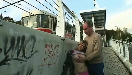 Seksi genç kız sokak kenarında amını ıslatıyor ve büyük yarakla sikiliyor