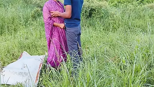 Hintli yenge bir ay sonra eski erkek arkadaşıyla seks yapıyor, gerçek açık havada seks (Hintçe ses)