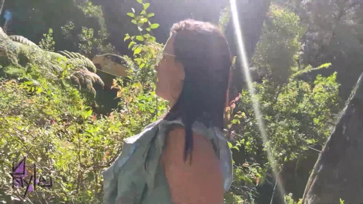 Parkta bir adamla tanıştım ve sonunda onu ormanda emdi ve becerdi!