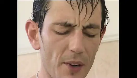 İri göğüslü orta yaşlı seksi hemşire küvette sikiliyor ve büyük yarakla ağzına boşalıyor