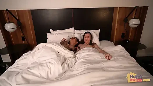 Üvey kardeşler otel odasını paylaşıyor