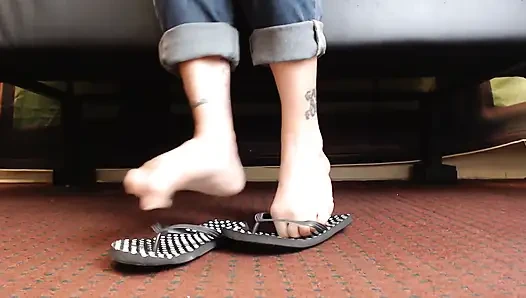 Noktalı flipflop ayakkabı oyunu yakın çekim