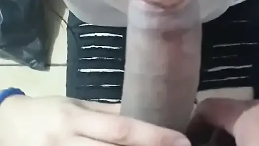 Bana lezzetli bir doğum günü oral seks yapıyor ve tüm sütümü getiriyor...