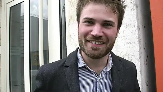 Heteroseksüel adam takma yaraklı sarışın genç erkek avcısı tarafından sikiliyor 5804 2