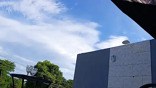 Binanın çatısı üzerinde seks