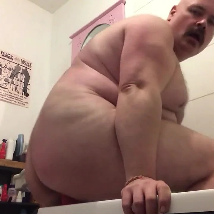 Şişman Baba Büyük Götüne Ve Deliğine Dildo Yapıyor