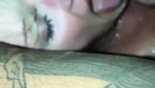 Siyah horoz jissing üzerinde bir sarışın civciv