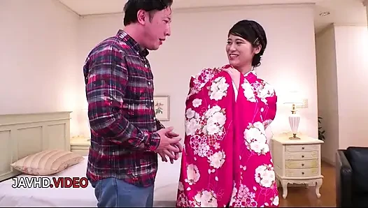 Ema Kato'nun kimono cızırtılı baştan çıkarma yoğun yatak odası zevk gösterisine yol açıyor