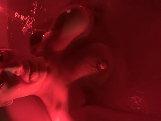 Jakuzi jetlerini keşfediyor