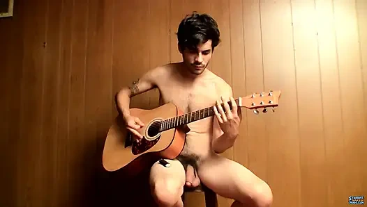 Gitar becerileri ve okşuyor!