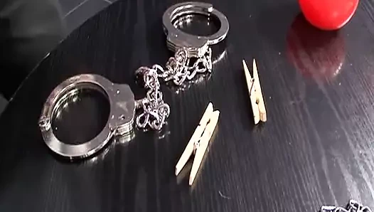 İri göğüslü Alman sarışın azgın zenci adam tarafından sikiliyor ve bağlanıyor