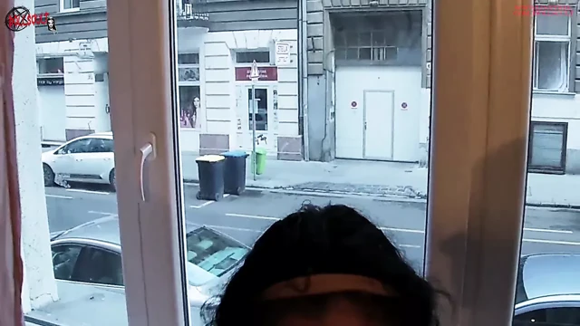 İki harika genç, insanların onları görebilmesi için cam kenarında seks yapıyor.