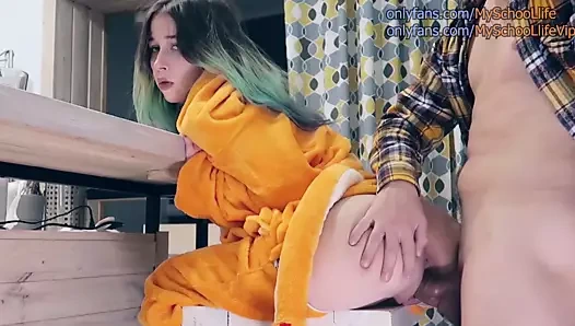 Pokemon pijamalı uykulu bir gençle seks