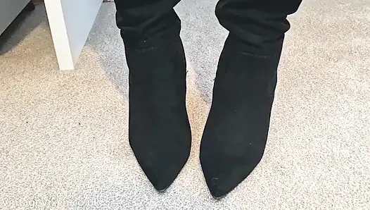 Deri çizmelerin önünde eğil ve büyük göğüslerime tap seni zavallı değersiz adam