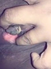 Sl kız kendini lastik bantlarla eğlendiriyor