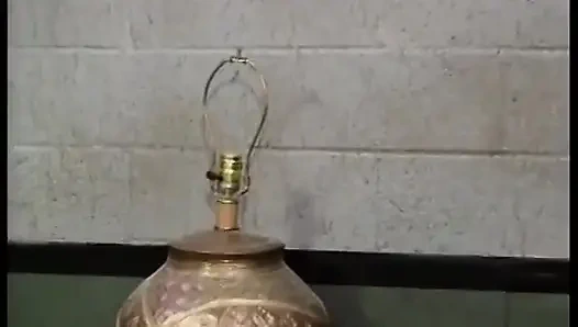 Возбужденной чернокожей милфе нравится, когда в ее мокрую киску глубоко проникает маленький хуй