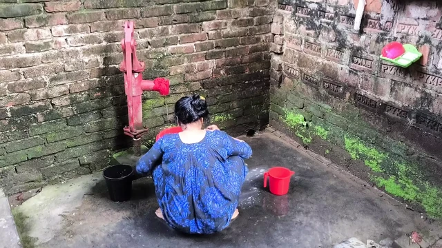 Я схватил свою тетушку, пока она принимала ванну, и начал трахать ее