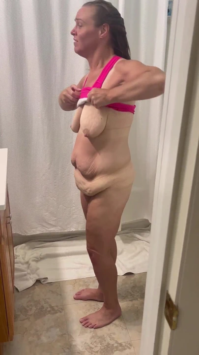 Götüme boşalması ve yüksek sesle boşalması için yalvarıyor