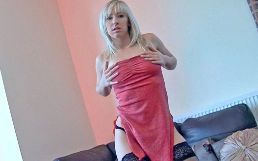 Siyah çoraplı Karlie Simon tıraşlı amcığını ve göt deliğini dildoyla sikiyor