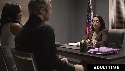 ADULT TIME - orta yaşlı seksi kadın zorba August Skye danışman prenses Emily'yi vahşi üçlü sekse baştan çıkarıyor ve domine ediyor