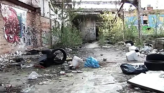 Sarışın piliç açık havada bacaklarını açıyor