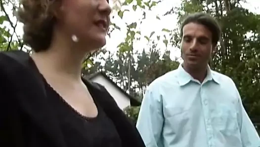 Çarpıcı Alman kadın yolun ortasında sert bir yarağa biniyor