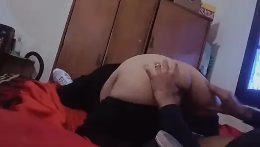 Bir süre kız arkadaşımın harika götüne masaj yapıyor ve şaplak atiyorum