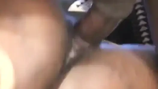 Ateşli zenci sürtük sıkı amına sokuyor