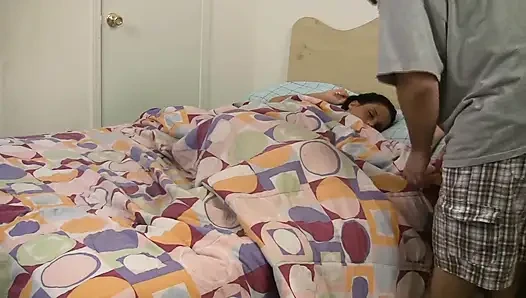 Adam orgazm olmak için esmerin sırılsıklam amını parmaklıyor ve yalıyor