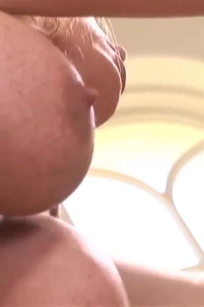 Nikki Benz сосет и скачет на члене