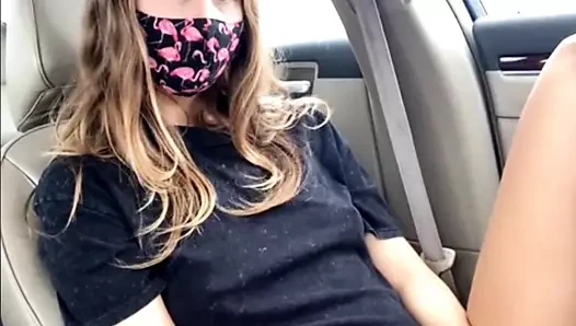 Maskeli kız arabada onu kedi ile oynuyor