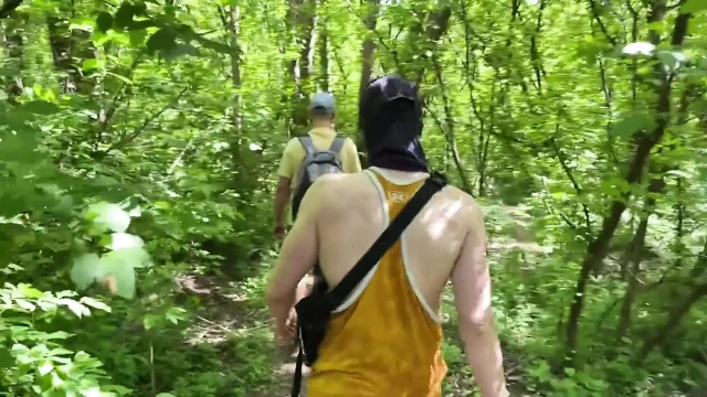Ormanda sevişmek, üç eşcinsel adam prezervatifsiz sevişiyor