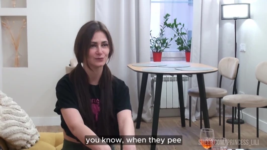 Edepsiz genç kız daha büyük bir maceraya girmeden önce emme becerilerini geliştiriyor