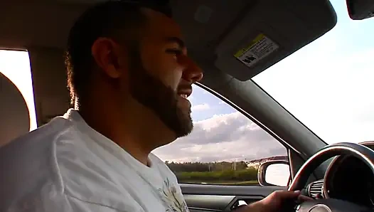 Sarışın kaltak bacaklarımı emiyor ve sonra sert sikiliyor