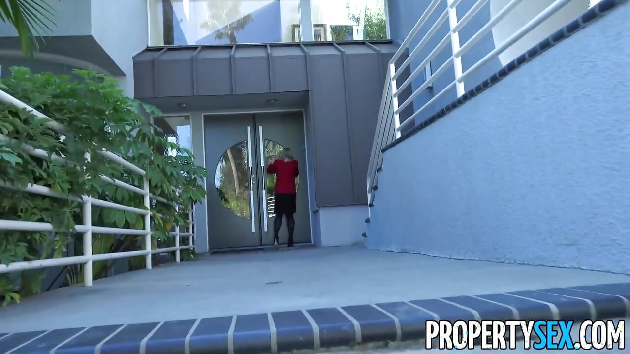 Propertysex agresive emlakçı ev sahibini evi satmaya ikna etmek için seksi kullanmaya çalışıyor