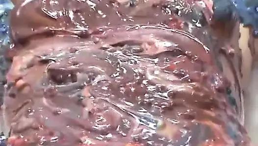 Seksi sarışın komşusu tarafından sikiliyor ve yenilebilir boyayla bulaşıyor