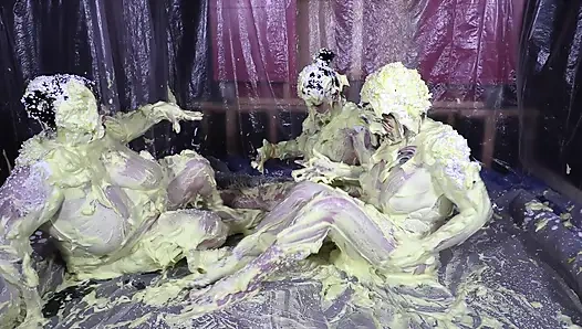 Cheyenne Hannah ve Skyler ile köpük eğlencesi