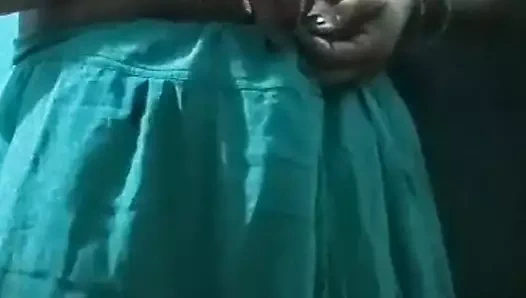 Hintli çıplak sari giyiyor ve göğüslerini gösteriyor