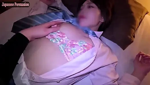 Fışkırtma seli. İnce güzellik yoğun bir fışkırtma seansında odayı sırılsıklam ediyor