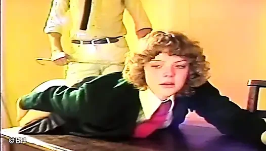 Zavallı genç ateşli kız sınıfta götüne şaplak atıyor