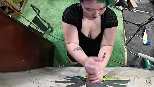 Gotik genç kız deliğini ziyaret etti onu emiyor