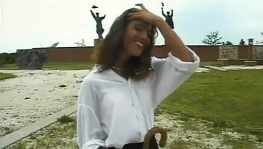 Sert yaraklarla çevrili yalnız sevimli kız