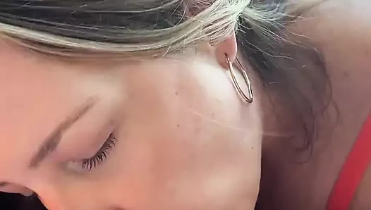 İş yerinde tembel bir gün geçiriyorken patronum benden faydalanıyor.