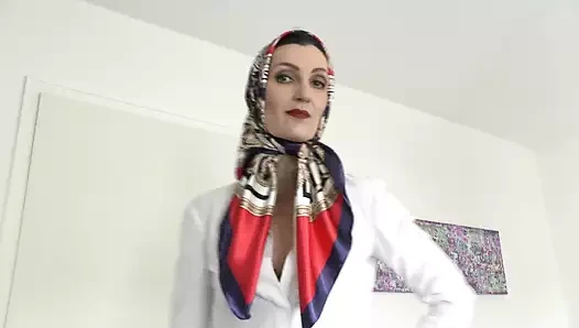 Saten başörtüsü defilesi