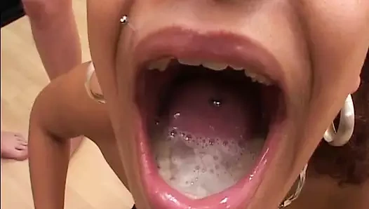 Zenci Alman kaltak ateşli grup seks yaptıktan sonra döl içiyor