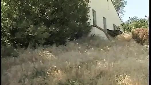 İki adam sürtük sarışının bir makine tarafından amından sikilmesini izliyor