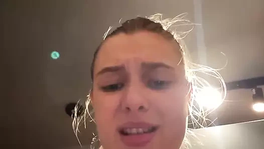 Yarağa bin ve yakın çekim mastürbasyon