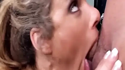 Sarışın hatun salya akıtma tutkusuyla zonklayan yarağı gırtlağına kadar alıyor