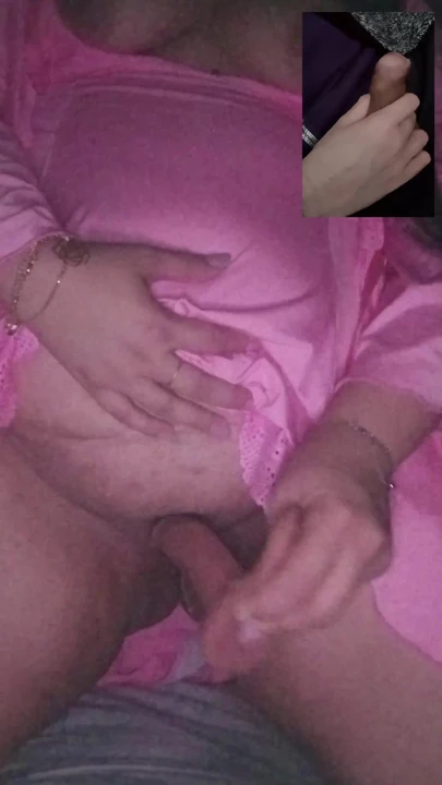 Hoşnutsuz görüntülü görüşme: adam canlı mastürbasyon yaparken dildoya sert biniyor